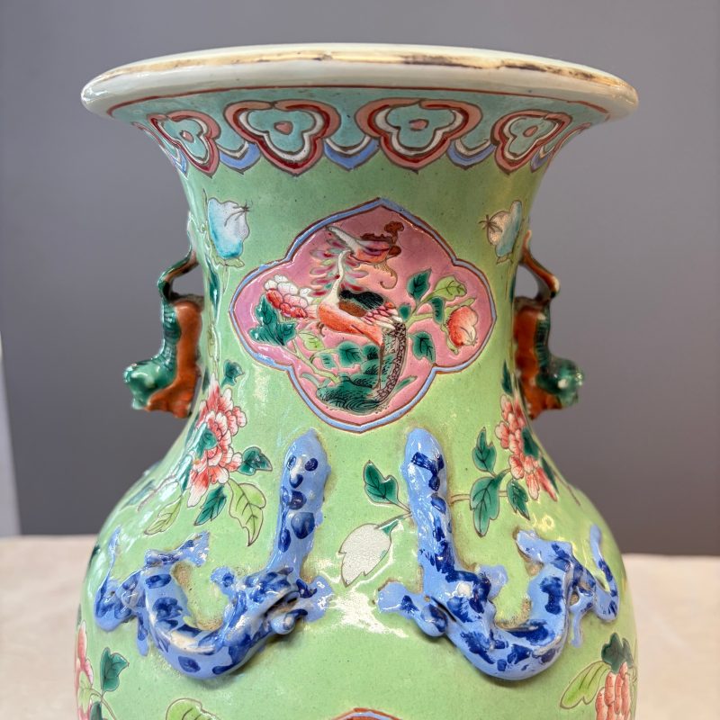 Three Chinese famille rose vases for the Straits or Peranakan market, one mounted as a lamp - 图15