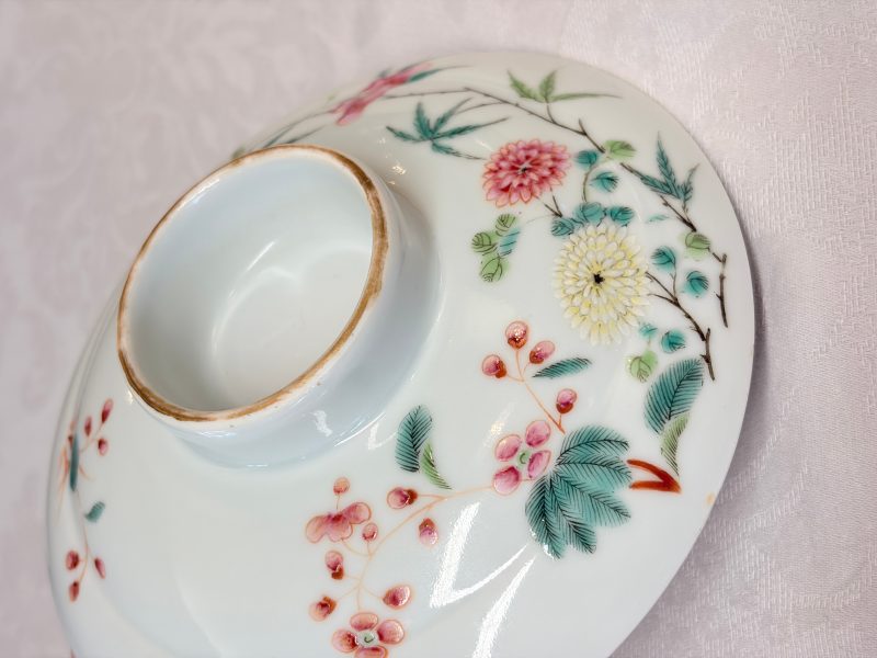 A Chinese famille rose covered bowl with floral design - 图17