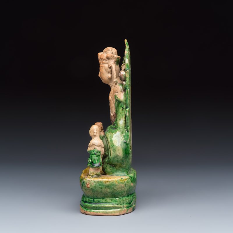 A Chinese sancai-glazed stoneware group of Guanyin and two attendants - 图3