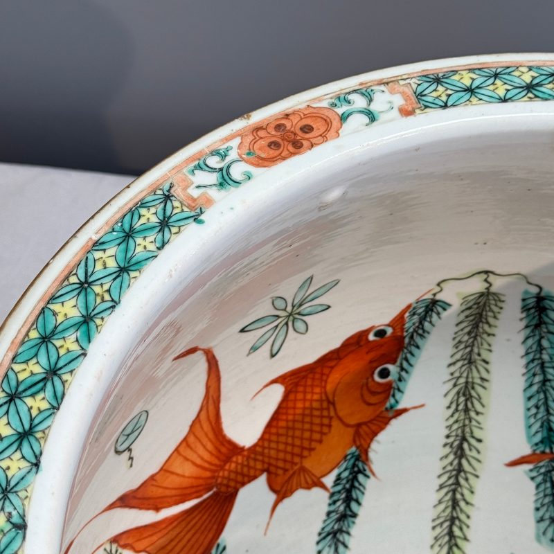 A pair of Chinese famille rose yellow-ground 'Antiquities' fish bowls with applied relief design - 图41