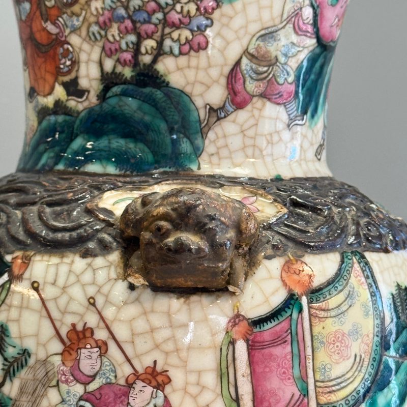 A pair of Chinese Nanking famille rose 'Warriors' vases - 图36