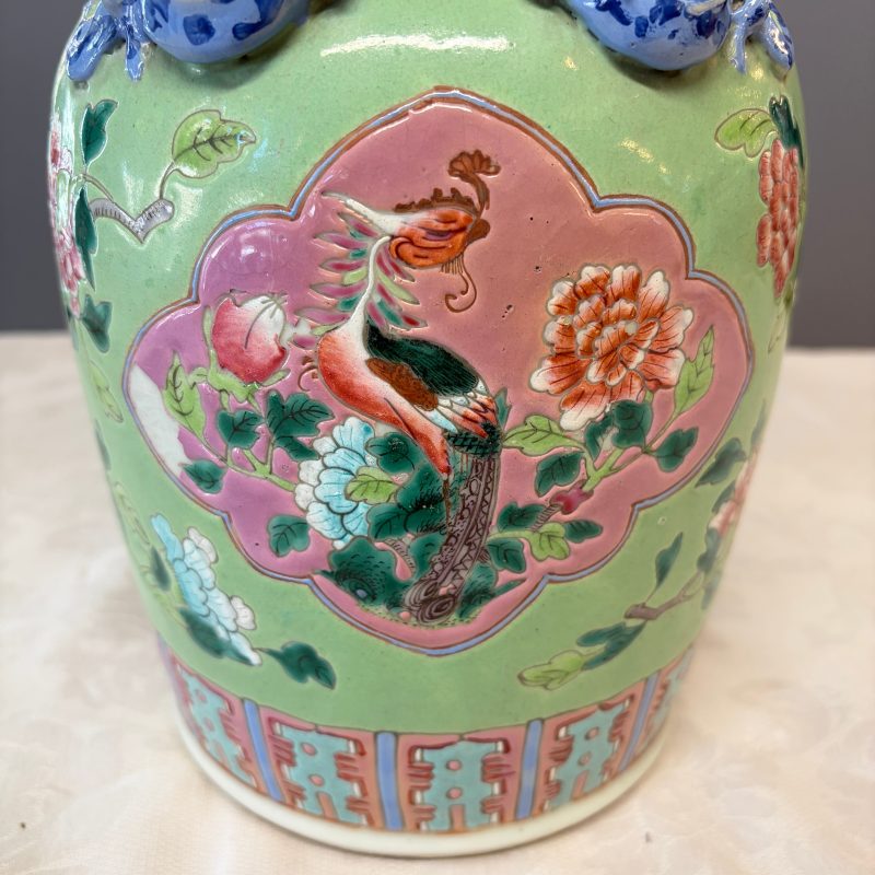 Three Chinese famille rose vases for the Straits or Peranakan market, one mounted as a lamp - 图16