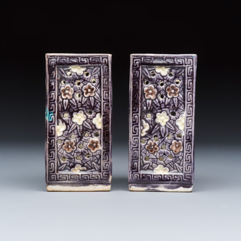 A pair of Chinese aubergine-glazed openworked square brush pots on later wooden stands - 图3