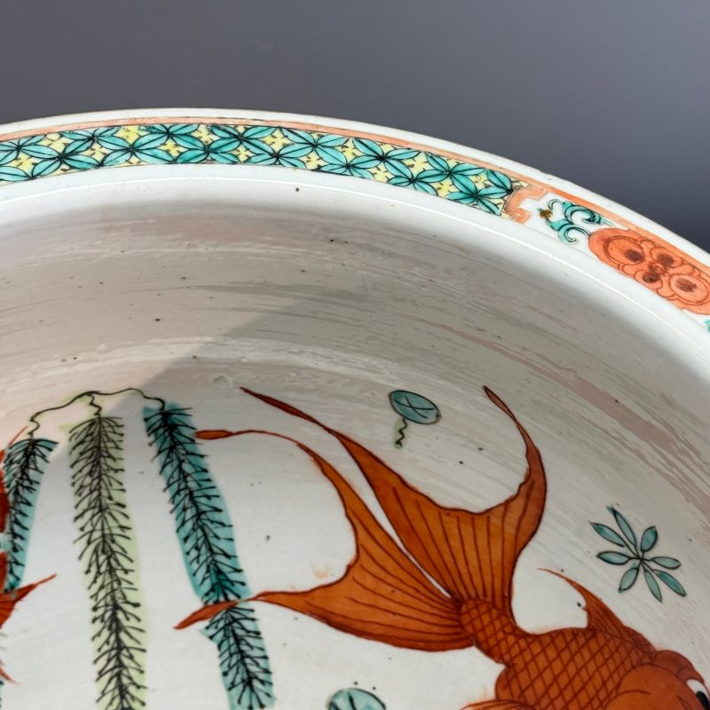 A pair of Chinese famille rose yellow-ground 'Antiquities' fish bowls with applied relief design - 图42
