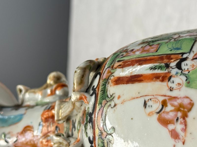 Four Chinese Canton famille rose vases and a covered bowl with figural design - 图72