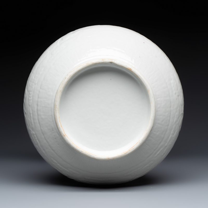 A Chinese white-glazed 'Bats among Clouds' vase with relief design - 图7