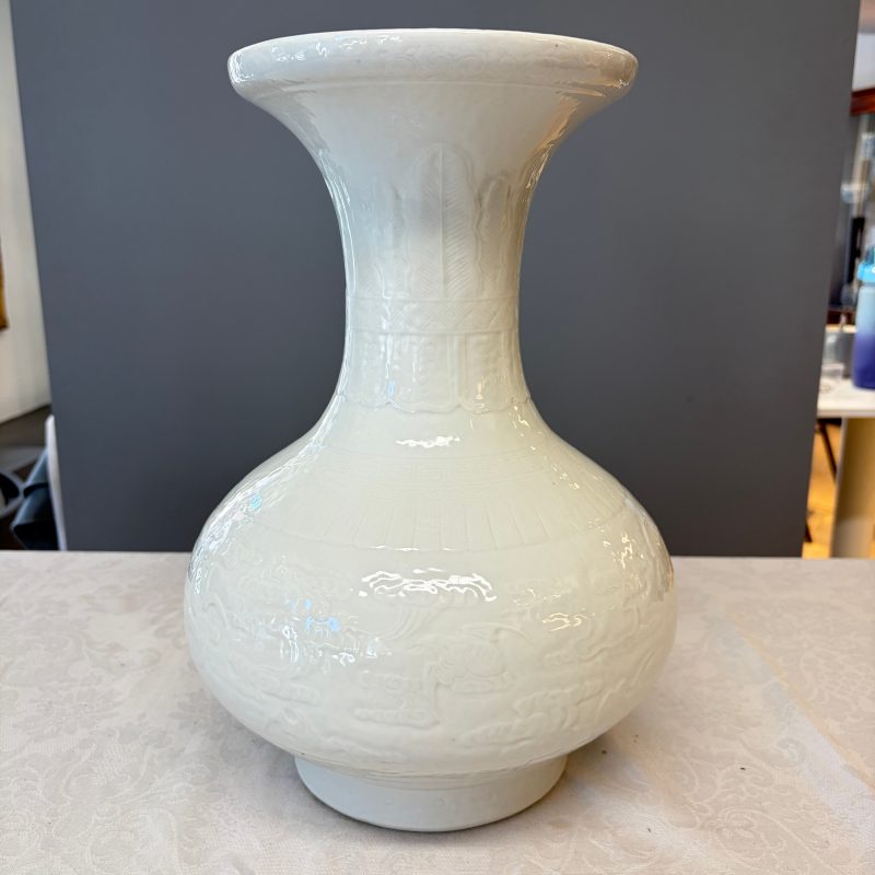 A Chinese white-glazed 'Bats among Clouds' vase with relief design - 图8
