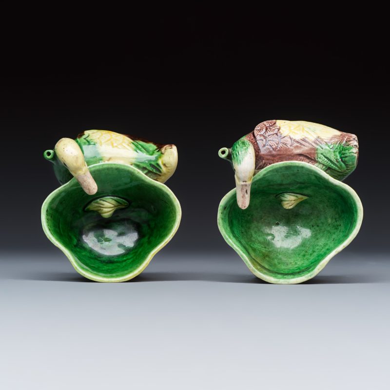 A pair of Chinese famille verte sancai biscuit duck-and-lotus-form water droppers on later wooden stands - 图6