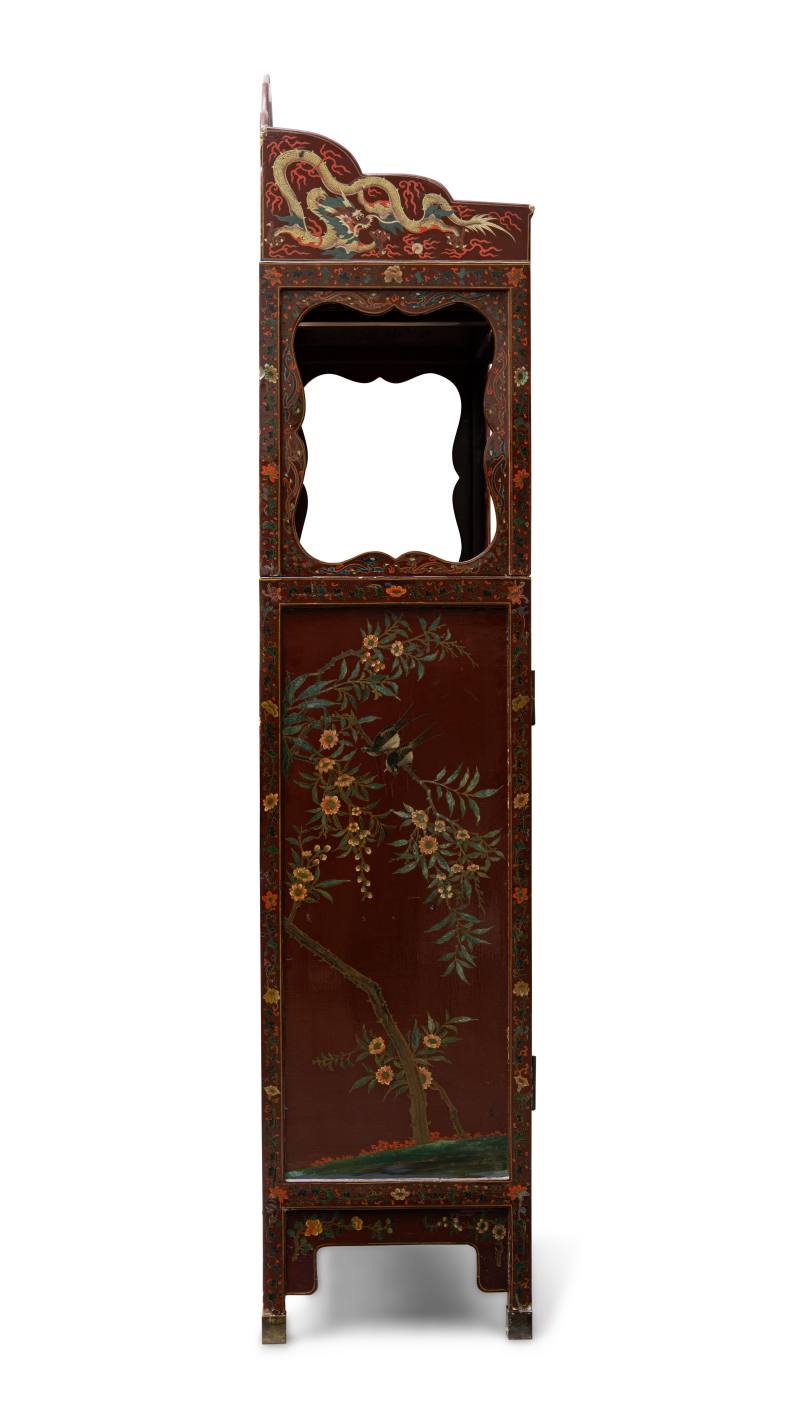 A pair of square-corner red, polychrome and gilt lacquer display cabinets, Lianggegui - 图4