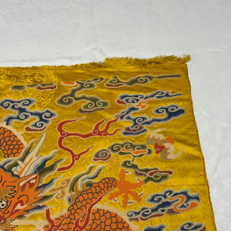 Two Chinese yellow-ground seed-stitch embroidered 'Dragon' panels - 图35