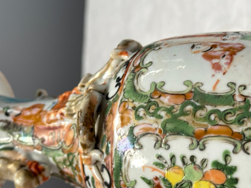 Four Chinese Canton famille rose vases and a covered bowl with figural design - 图73