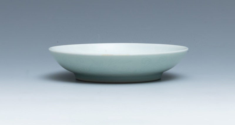 A pair of small incised pale celadon-glazed 'ruyi' saucer-dishes, Yongzheng mark and of the period (1723-1735) - 图8