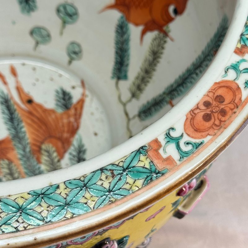 A pair of Chinese famille rose yellow-ground 'Antiquities' fish bowls with applied relief design - 图44