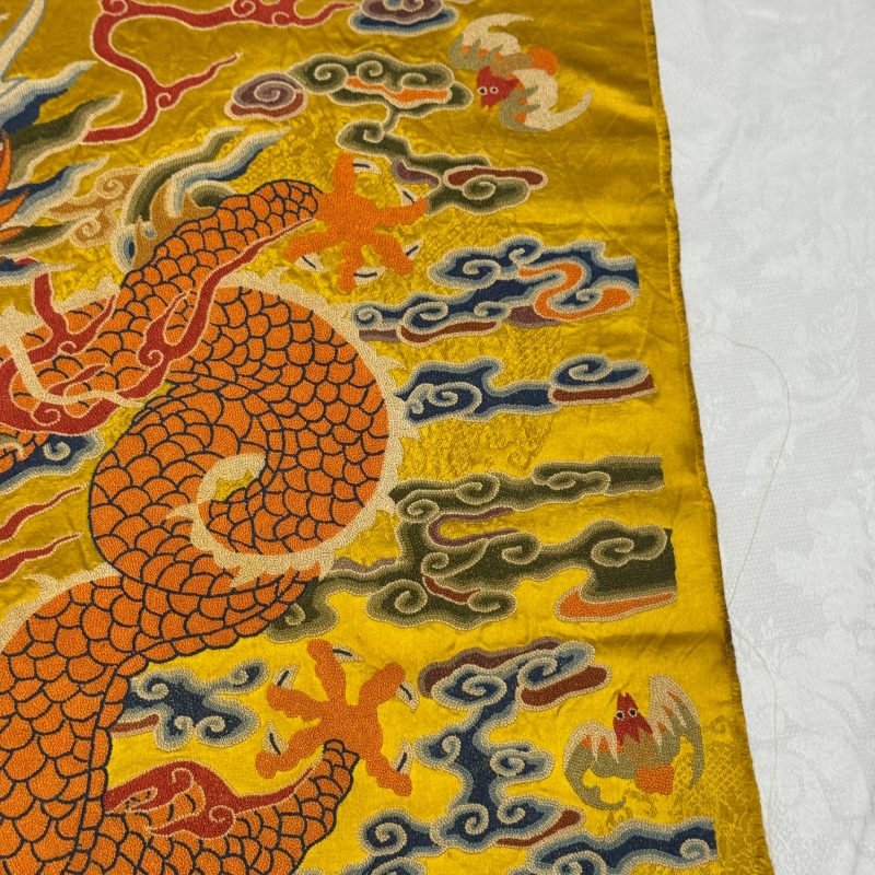 Two Chinese yellow-ground seed-stitch embroidered 'Dragon' panels - 图36