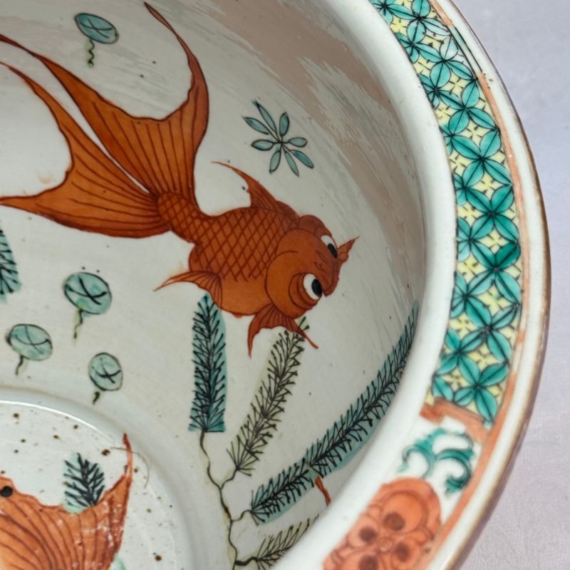 A pair of Chinese famille rose yellow-ground 'Antiquities' fish bowls with applied relief design - 图43