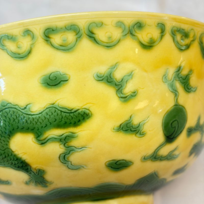 A Chinese green-enamelled yellow-ground 'Dragon' bowl - 图17
