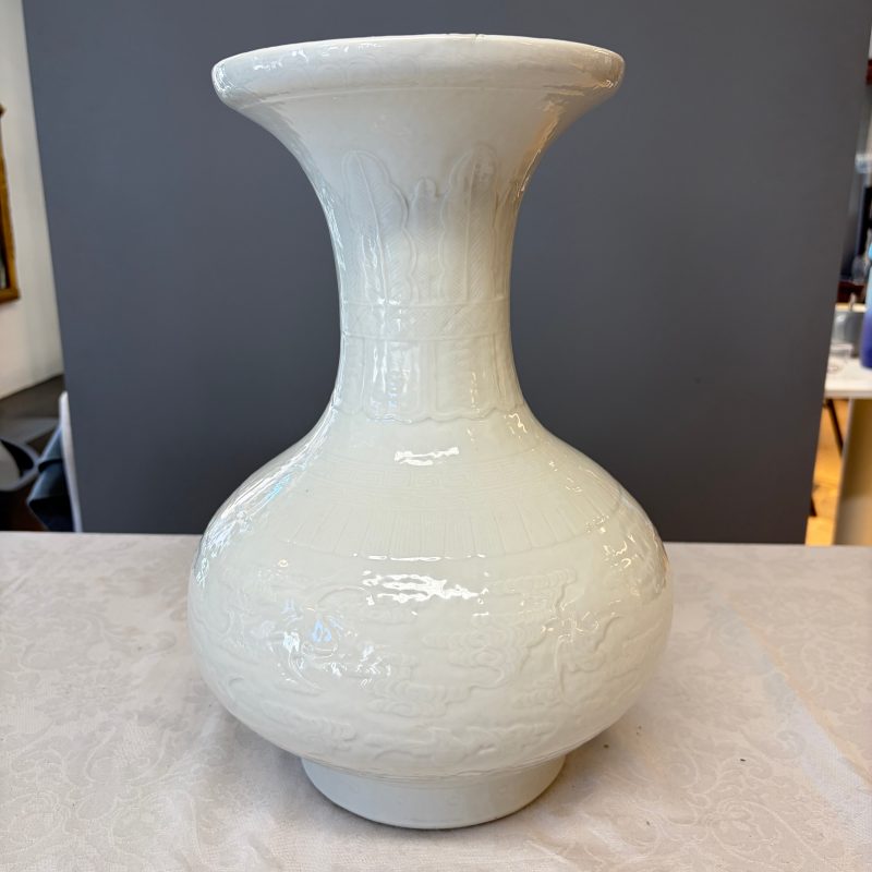 A Chinese white-glazed 'Bats among Clouds' vase with relief design - 图9