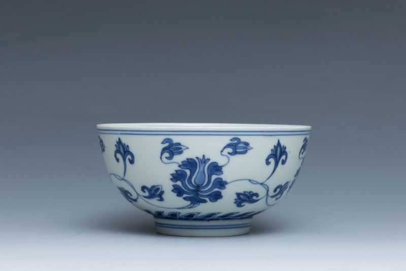 A pair of blue and white 'lotus scroll' bowls, Kangxi mark and of the period (1662-1722) - 图3