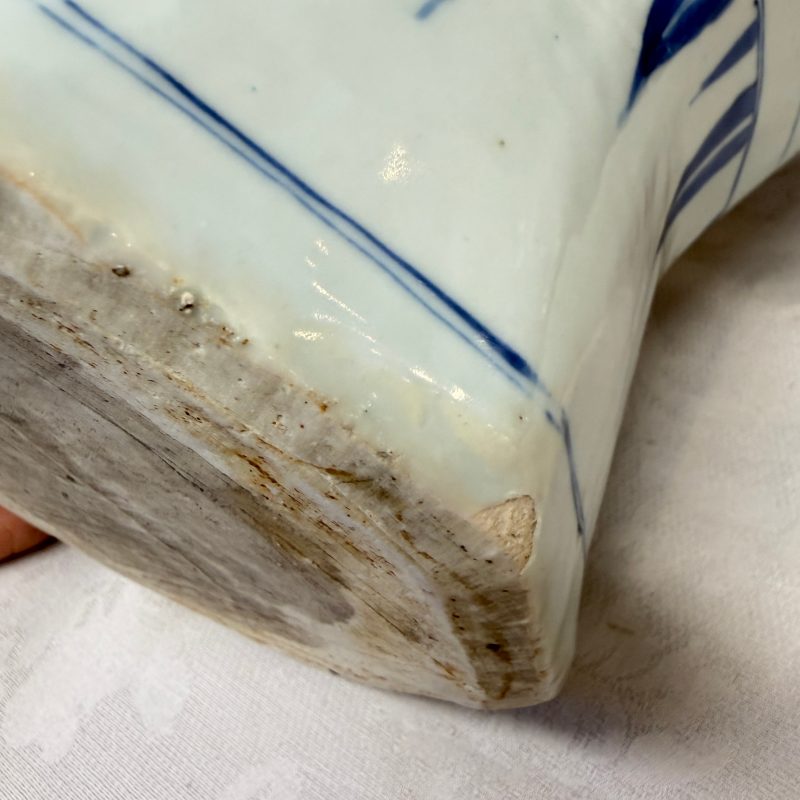A Chinese blue and white covered vase with floral design - 图26