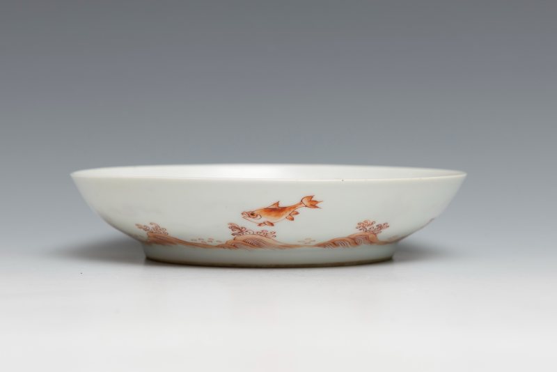 An iron-red-decorated 'dragon' dish, Kangxi mark and of the period (1662-1722) - 图4