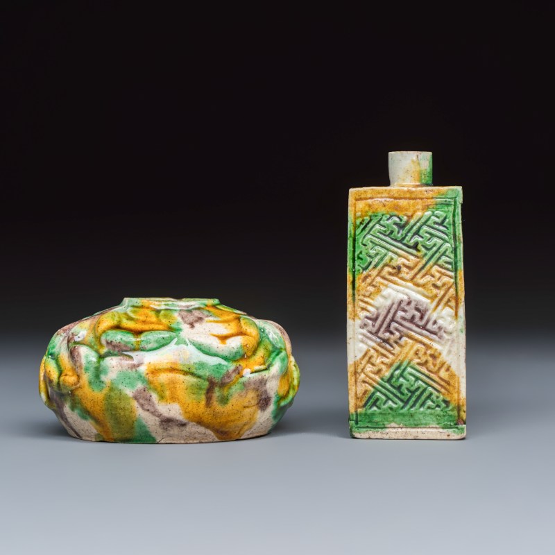 A Chinese famille verte sancai biscuit 'Crab' water pot and a 'Swastika' square bottle on a later wooden stand - 图4