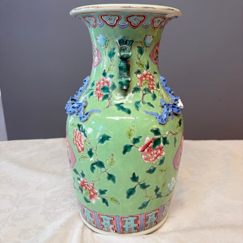 Three Chinese famille rose vases for the Straits or Peranakan market, one mounted as a lamp - 图17