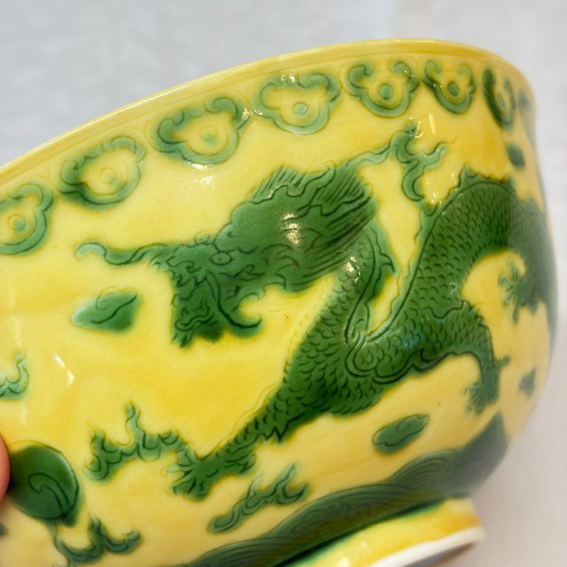 A Chinese green-enamelled yellow-ground 'Dragon' bowl - 图16