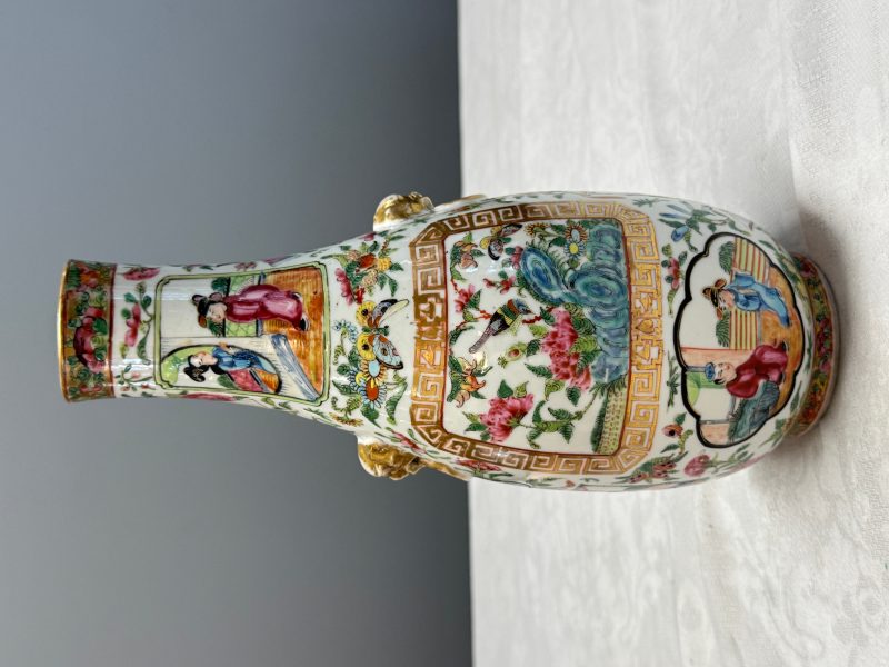 Four Chinese Canton famille rose vases and a covered bowl with figural design - 图74