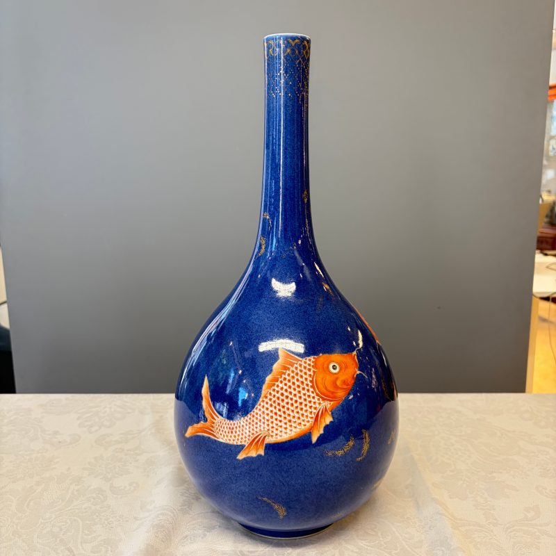 A Chinese gilt-heightened powder-blue-ground iron-red decorated 'Carps' vase - 图10