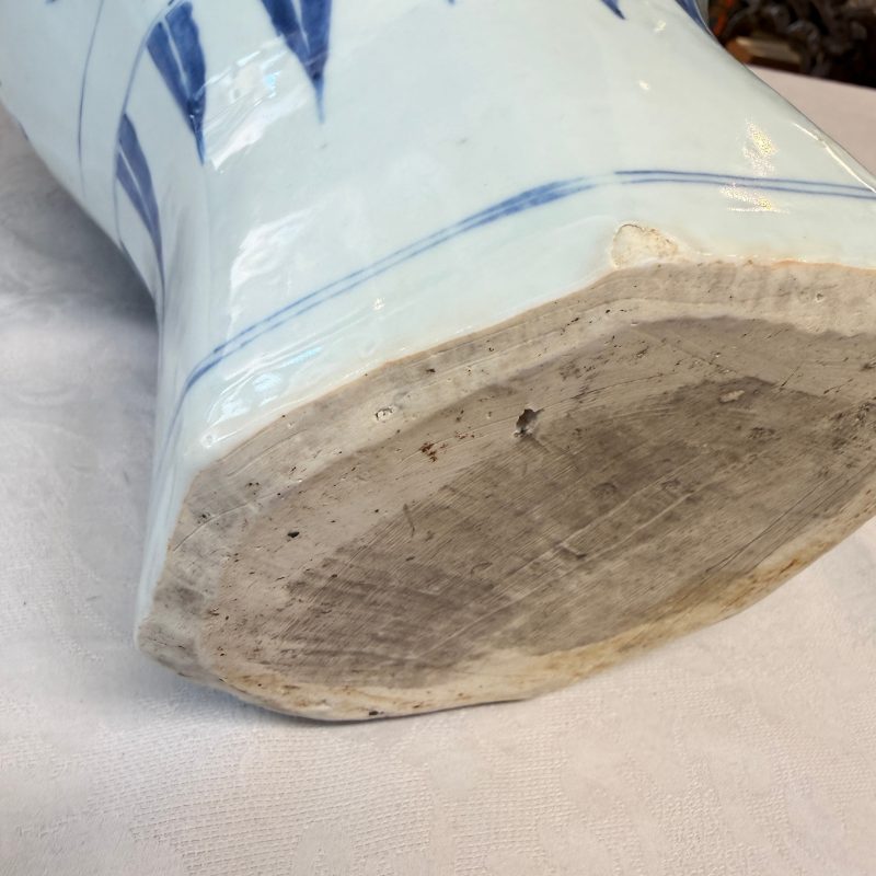 A Chinese blue and white covered vase with floral design - 图25