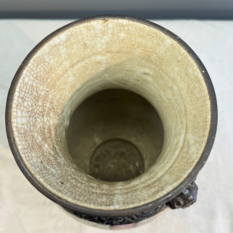 A pair of Chinese Nanking famille rose 'Warriors' vases - 图38