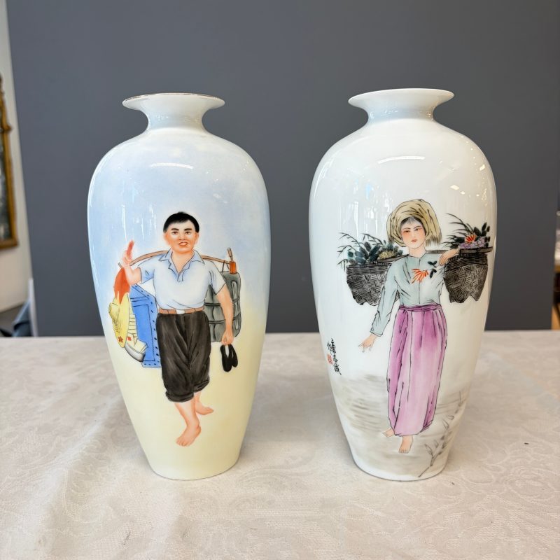 Two Chinese polychrome semi-eggshell vases with figural design - 图8