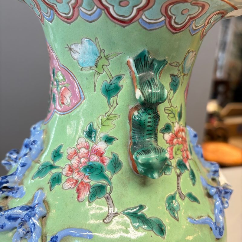 Three Chinese famille rose vases for the Straits or Peranakan market, one mounted as a lamp - 图18
