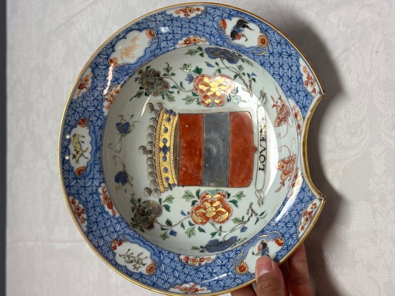 A Chinese verte-Imari 'Provinces' shaving bowl with the arms of Loven - 图3