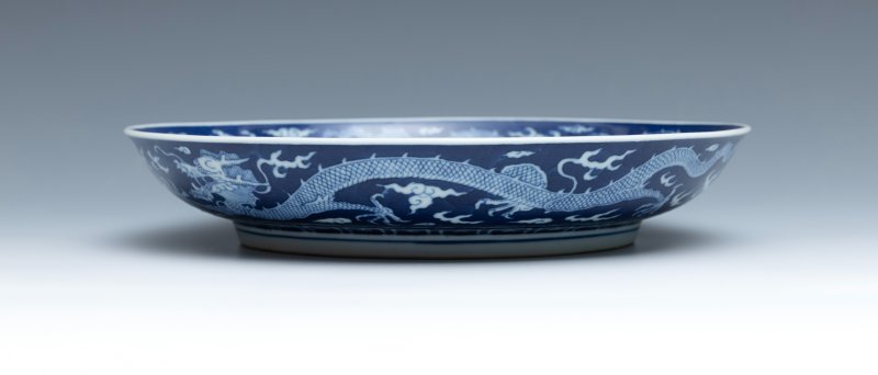 A pair of large blue and white reverse-decorated 'dragon' dishes, Daoguang mark and of the period (1821-1850) - 图7