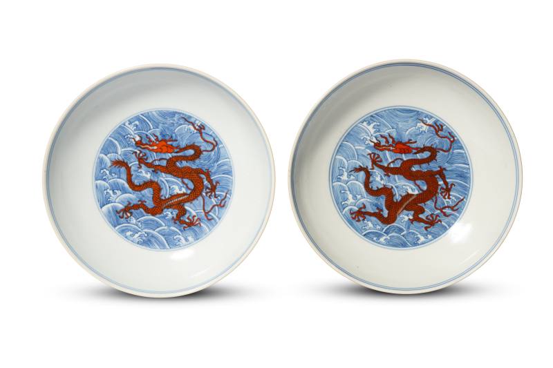 A pair of underglaze-blue and iron-red-decorated 'dragon' dishes, Qianlong mark and of the period (1736-1795) - 图1