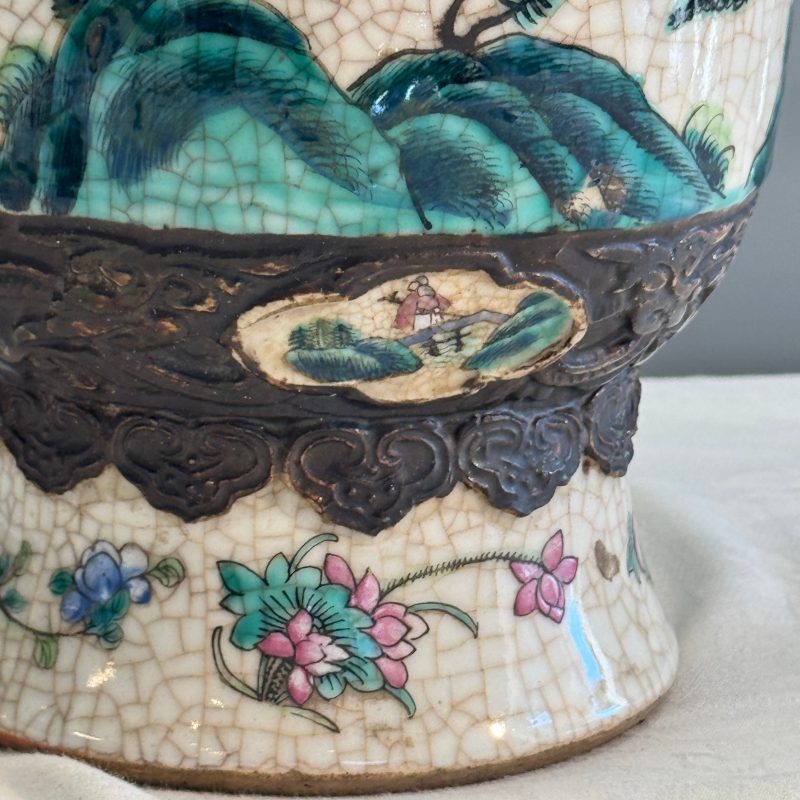 A pair of Chinese Nanking famille rose 'Warriors' vases - 图37
