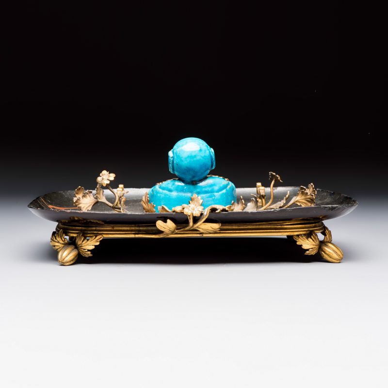 A French lacquered and gilt-bronze-mounted inkwell with a Chinese turquoise-glazed Buddha - 图4