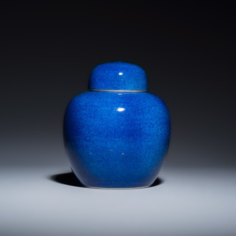 Three Chinese monochrome wares, one with a wooden stand - 图8