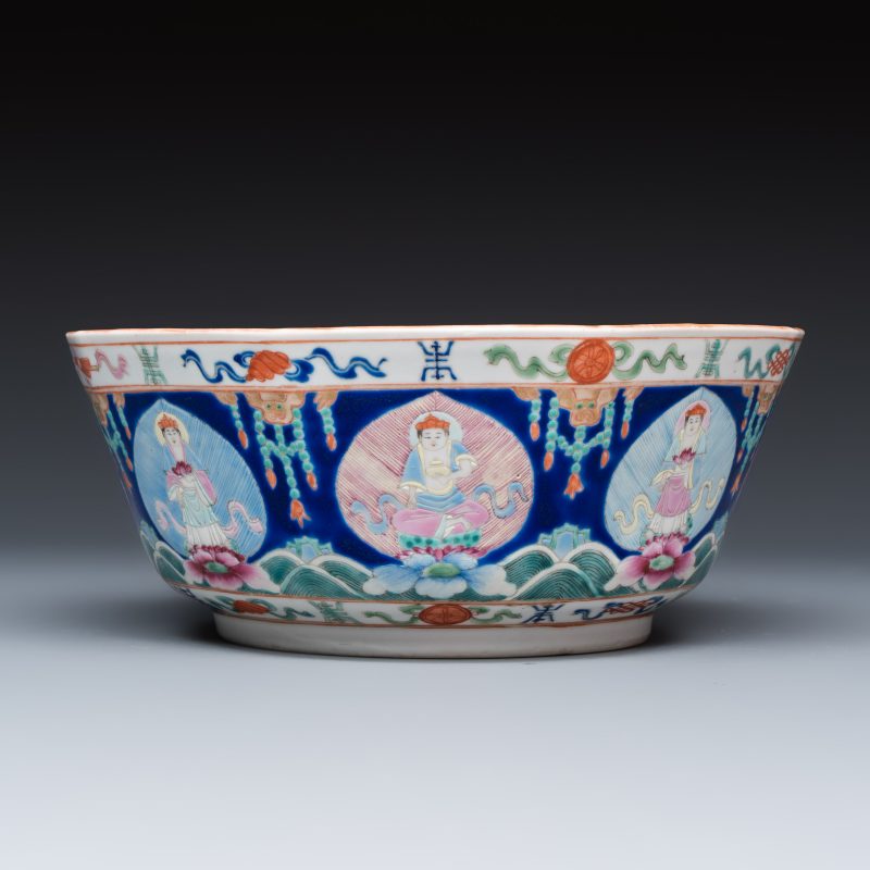 A Chinese famille rose blue-ground 'Baragon Tumed' octagonal bowl - 图5