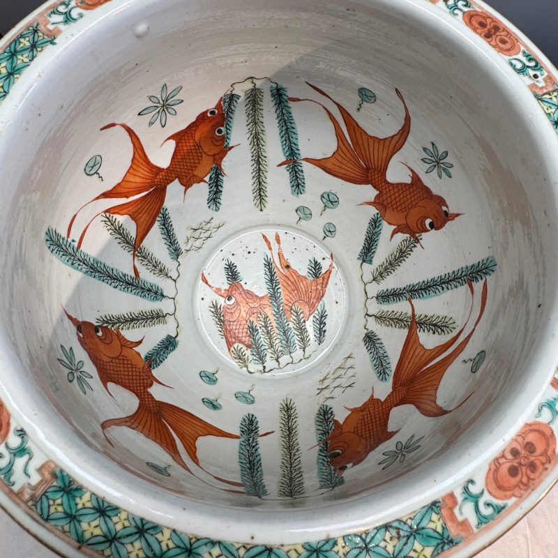 A pair of Chinese famille rose yellow-ground 'Antiquities' fish bowls with applied relief design - 图45