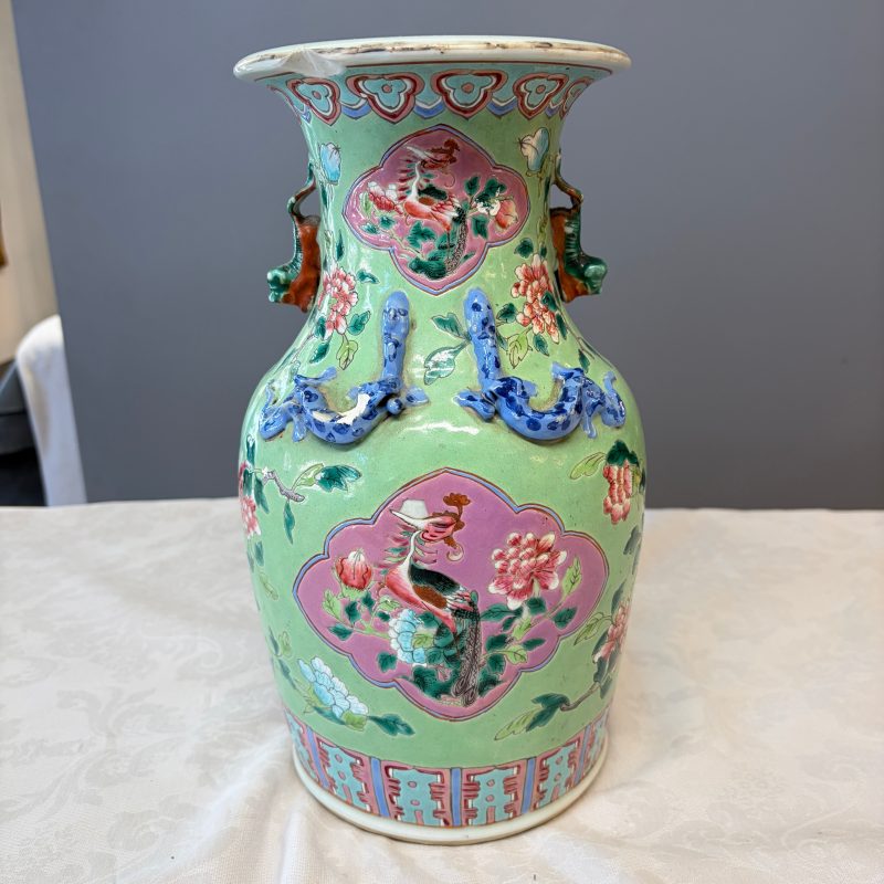 Three Chinese famille rose vases for the Straits or Peranakan market, one mounted as a lamp - 图20