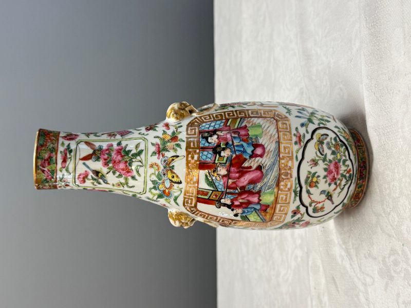 Four Chinese Canton famille rose vases and a covered bowl with figural design - 图76