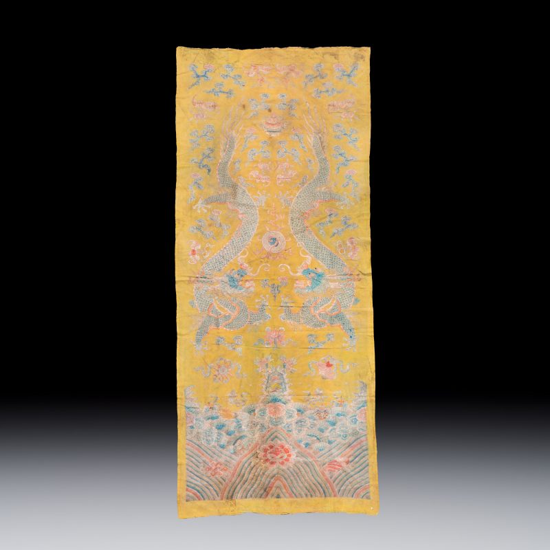 A pair of Chinese yellow-ground embroidered 'Dragons' and 'Phoenixes' panels - 图2