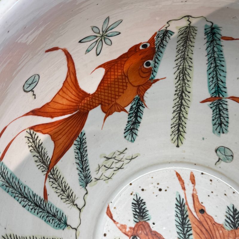 A pair of Chinese famille rose yellow-ground 'Antiquities' fish bowls with applied relief design - 图46