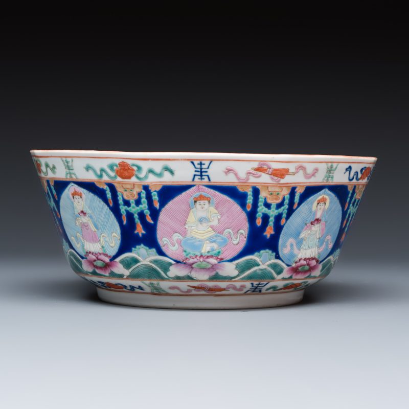 A Chinese famille rose blue-ground 'Baragon Tumed' octagonal bowl - 图4