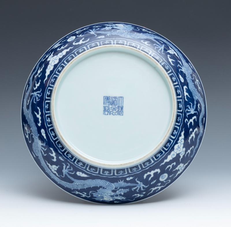 A pair of large blue and white reverse-decorated 'dragon' dishes, Daoguang mark and of the period (1821-1850) - 图8
