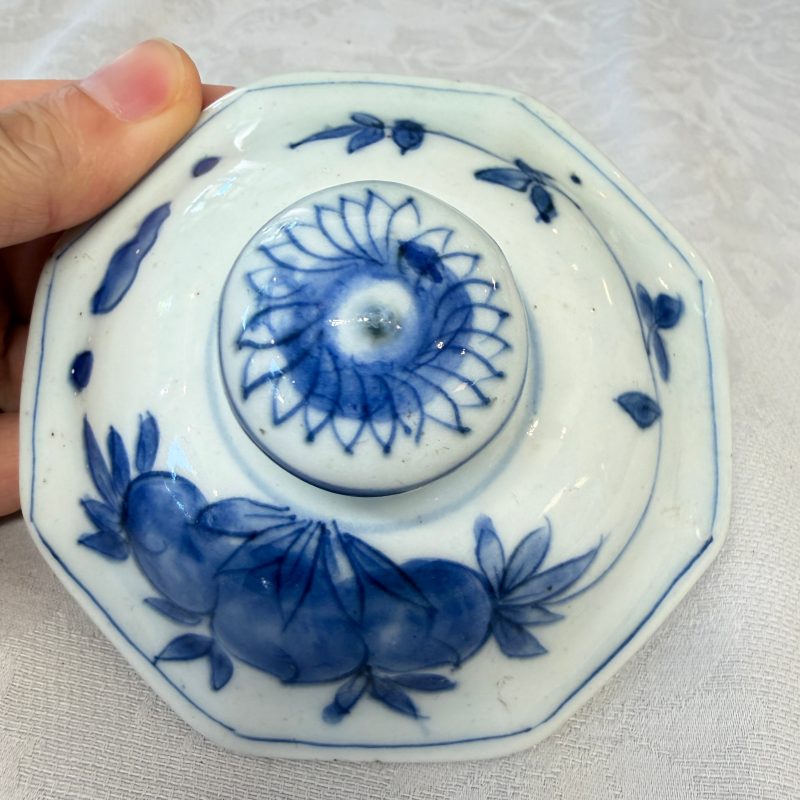 A Chinese blue and white covered vase with floral design - 图28