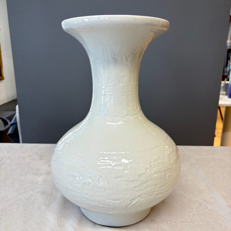 A Chinese white-glazed 'Bats among Clouds' vase with relief design - 图10