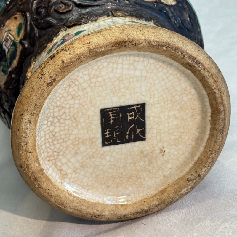 A pair of Chinese Nanking famille rose 'Warriors' vases - 图39